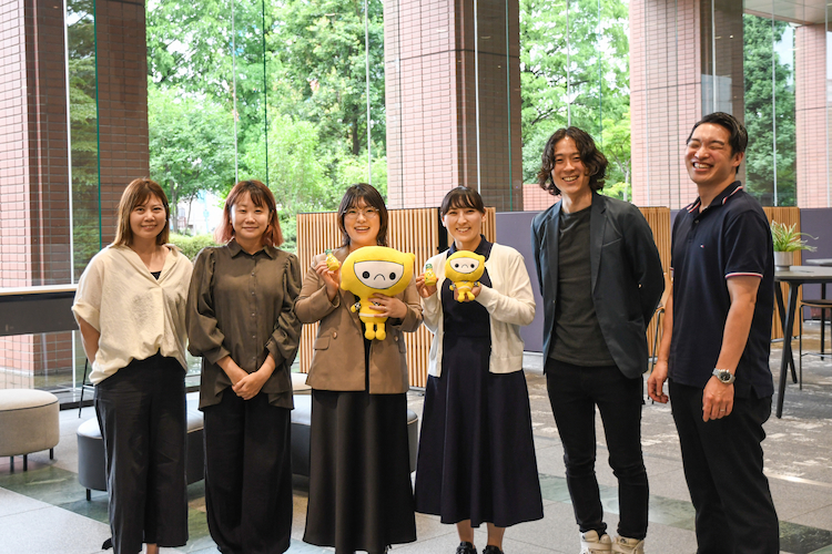 藤重氏・小林氏（中央）と、アライドアーキテクツの関係者